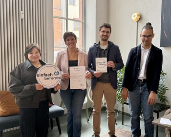Polina Ullrich (links) und Thibau Bry (rechts) übergaben das Label "einfach, barrierefrei" an Marina Irslinger (Löwenherz Familiencoaching) und Konstantin Schneider (ErsteHilfe-Ortenau)
